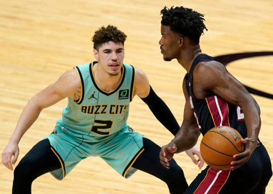 奇兵狂砍36分巴特勒25+9 黄蜂加时129-121灭热火迎3连胜 奇兵狂砍36分巴特勒25+9 黄蜂加时129-121灭热火迎3连胜