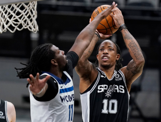 德罗赞末节爆发拉塞尔20分 森林狼108-111惨遭马刺逆转 德罗赞末节爆发拉塞尔20分 森林狼108-111惨遭马刺逆转