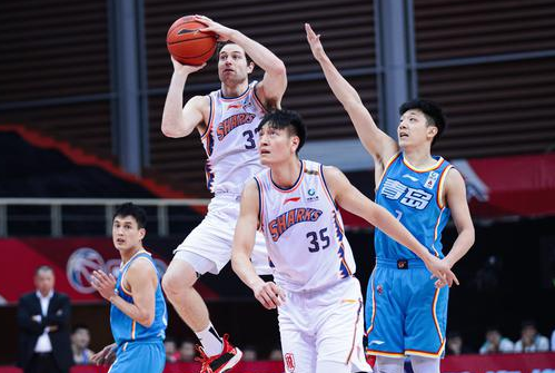 弗神33+7 上海109-101擒青岛迎连胜 亚当斯25+10刘传兴18+9 弗神33+7 上海109-101擒青岛迎连胜 亚当斯25+10刘传兴18+9