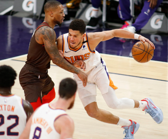 布克砍下34+4带5人上双 太阳132-100大胜开拓者迎3连胜 布克砍下34+4带5人上双 太阳132-100大胜开拓者迎3连胜