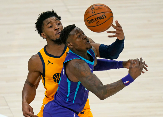 米切尔23+8海沃德伤退 爵士132-110胜黄蜂稳居联盟第一 米切尔23+8海沃德伤退 爵士132-110胜黄蜂稳居联盟第一