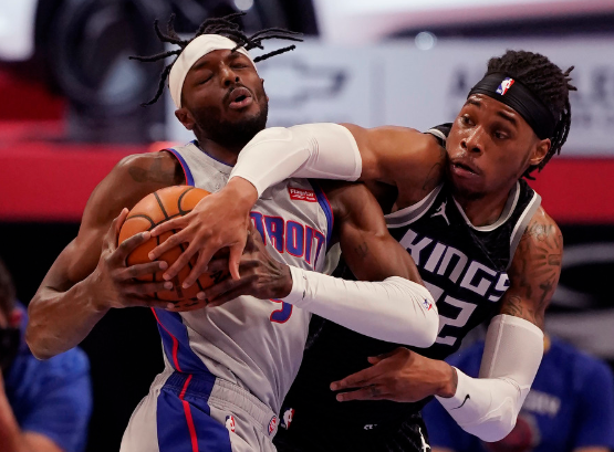 福克斯砍27+5+6格兰特30分 国王5人上双110-107险胜活塞 福克斯砍27+5+6格兰特30分 国王5人上双110-107险胜活塞