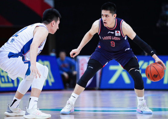 广州114-111终结四川6连胜 摩尔35分陈盈骏29+5+6 广州114-111终结四川6连胜 摩尔35分陈盈骏29+5+6