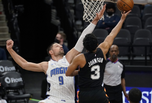 盖伊19分武切维奇26+9 马刺104-77逆转送魔术七连败 盖伊19分武切维奇26+9 马刺104-77逆转送魔术七连败