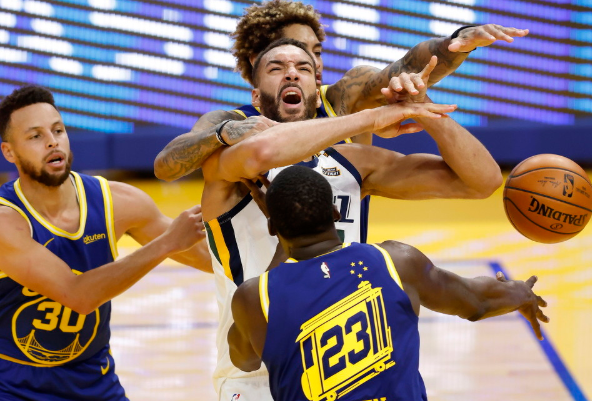 库里32+9戈贝尔24+28 勇士131-119擒爵士终结4连败 库里32+9戈贝尔24+28 勇士131-119擒爵士终结4连败