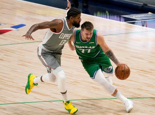 东契奇42+9+6卡椒合砍48分 独行侠105-89复仇快船 东契奇42+9+6卡椒合砍48分 独行侠105-89复仇快船