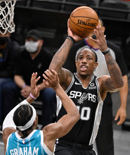 德罗赞28分米尔斯失绝平三分 海沃德27分 黄蜂100-97擒马刺 德罗赞28分米尔斯失绝平三分 海沃德27分 黄蜂100-97擒马刺