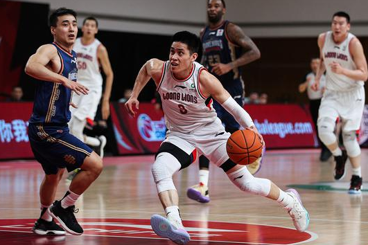 广州124-109送同曦12连败 摩尔30+6摩尔特里空砍35+10 广州124-109送同曦12连败 摩尔30+6摩尔特里空砍35+10