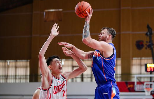 莫泰25+10+5 新疆129-106大胜青岛 周琦休战唐才育16+5断 莫泰25+10+5 新疆129-106大胜青岛 周琦休战唐才育16+5断