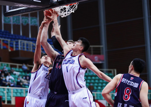 祝铭震砍24+5何思雨失绝杀三分 广州112-111险胜天津 祝铭震砍24+5何思雨失绝杀三分 广州112-111险胜天津