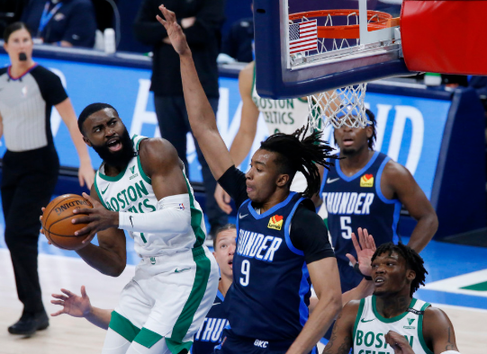 塔图姆27+5布朗25分 凯尔特人一波流以111-94击败雷霆取2连胜 塔图姆27+5布朗25分 凯尔特人一波流以111-94击败雷霆取2连胜