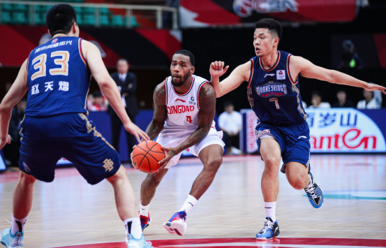 亚当斯44+16摩尔特里空砍40+13 青岛145-111赛季三杀同曦 亚当斯44+16摩尔特里空砍40+13 青岛145-111赛季三杀同曦