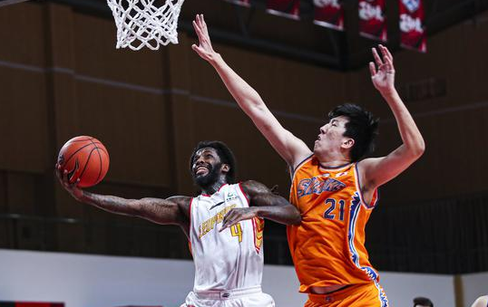 沈梓捷21+14伯顿18+7+9 弗神复出 上海99-113不敌深圳 沈梓捷21+14伯顿18+7+9 弗神复出 上海99-113不敌深圳