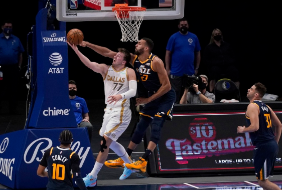 东契奇31+9+8米切尔16分 独行侠111-103终结爵士9连胜 东契奇31+9+8米切尔16分 独行侠111-103终结爵士9连胜