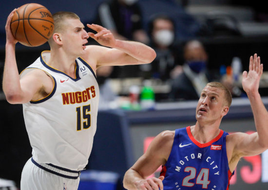 约基奇砍下27分11助 掘金5人得分上双以134-119轻取活塞 约基奇砍下27分11助 掘金5人得分上双以134-119轻取活塞