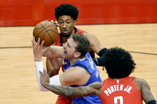 东契奇低迷沃尔复出31分 火箭102-93战胜独行侠结束5连败 东契奇低迷沃尔复出31分 火箭102-93战胜独行侠结束5连败