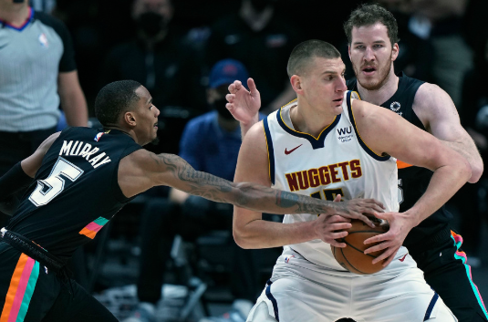 约基奇憾失三双波特18+10 德罗赞14分 马刺96-106负掘金 约基奇憾失三双波特18+10 德罗赞14分 马刺96-106负掘金