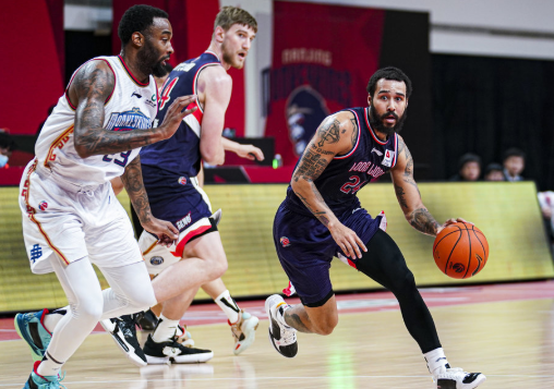 摩尔狂砍40+7陈盈骏20+8 广州121-107胜同曦紧追北控 摩尔狂砍40+7陈盈骏20+8 广州121-107胜同曦紧追北控