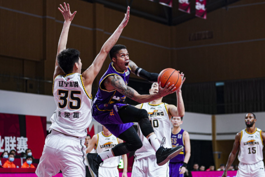 杨空砍45+8郭艾伦复出10+8 辽宁107-99横扫北控取5连胜 杨空砍45+8郭艾伦复出10+8 辽宁107-99横扫北控取5连胜