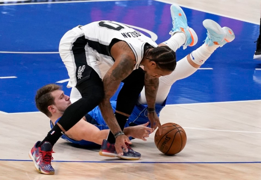 德罗赞33分准绝杀波神31+15 东契奇29+7 独行侠117-119负马刺 德罗赞33分准绝杀波神31+15 东契奇29+7 独行侠117-119负马刺