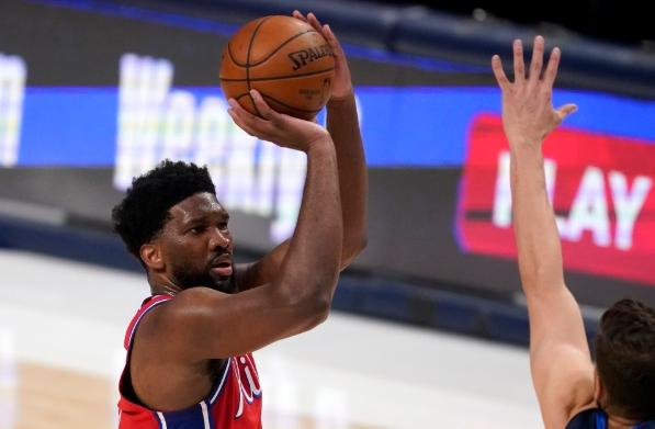 波神休战独行侠95-113不敌76人 恩比德36+7东契奇32分 波神休战独行侠95-113不敌76人 恩比德36+7东契奇32分