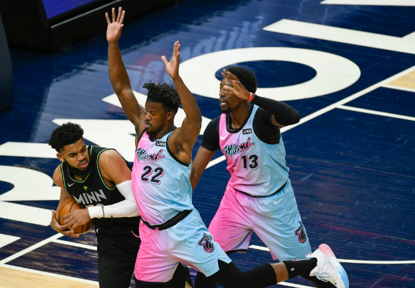 热火111-119不敌森林狼 唐斯24分6犯离场 巴特勒空砍30+10 热火111-119不敌森林狼 唐斯24分6犯离场 巴特勒空砍30+10