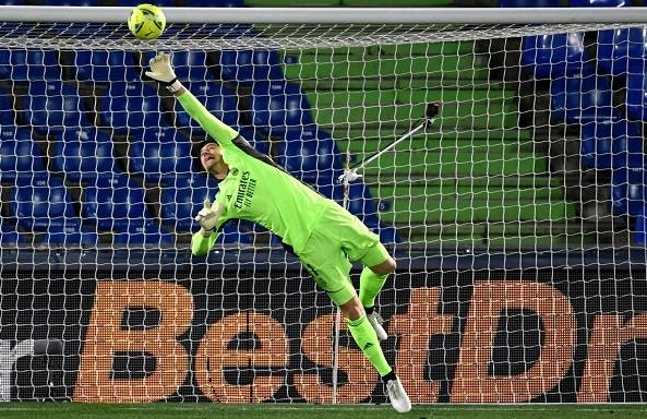 西甲-皇马0-0赫塔菲 积分暂落榜首3分 库尔图瓦屡献神扑 西甲-皇马0-0赫塔菲 积分暂落榜首3分 库尔图瓦屡献神扑