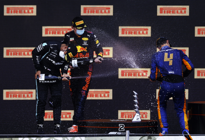 F1意大利站维斯塔潘夺冠 汉密尔顿中途撞墙追至第2 F1意大利站维斯塔潘夺冠 汉密尔顿中途撞墙追至第2