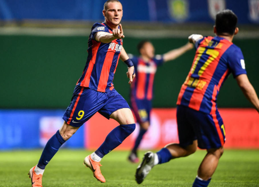 中超-青岛2-1沧州首战告捷 周俊辰建功拉多尼奇世界波制胜 中超-青岛2-1沧州首战告捷 周俊辰建功拉多尼奇世界波制胜