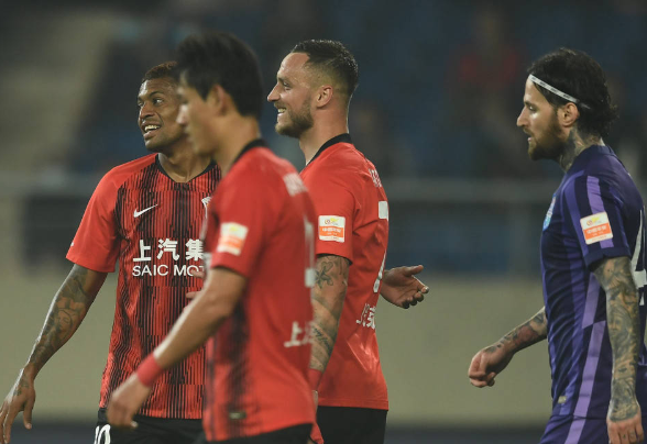 中超-上海海港6-1天津津门 奥斯卡造五球阿瑙戴帽洛佩斯双响 中超-上海海港6-1天津津门 奥斯卡造五球阿瑙戴帽洛佩斯双响