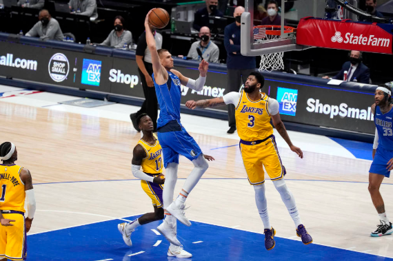 浓眉复出首战仅得4分 东契奇30分独行侠115-110险胜湖人 浓眉复出首战仅得4分 东契奇30分独行侠115-110险胜湖人