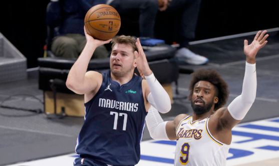 东契奇准三双浓眉低效17分 湖人93-108再负独行侠吞3连败 东契奇准三双浓眉低效17分 湖人93-108再负独行侠吞3连败