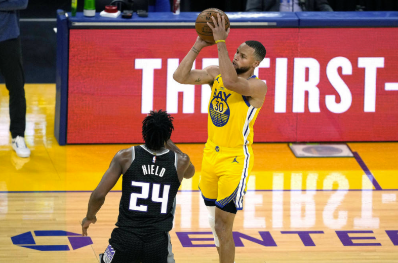 26日NBA纪录:库里创单月三分数历史 爵士提前锁定季后赛 26日NBA纪录:库里创单月三分数历史 爵士提前锁定季后赛