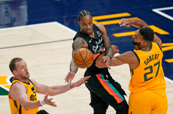 爵士110-99轻取马刺送其四连败 戈贝尔24+15德罗赞22分 爵士110-99轻取马刺送其四连败 戈贝尔24+15德罗赞22分