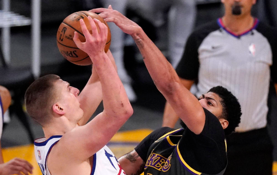 詹皇临战退赛浓眉哥25分 约老师32+9 湖人93-89险胜掘金 詹皇临战退赛浓眉哥25分 约老师32+9 湖人93-89险胜掘金