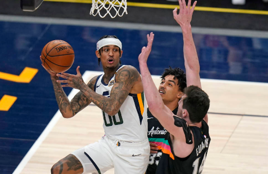 克拉克森高能30+6博扬24分 爵士126-94击溃马刺重返榜首 克拉克森高能30+6博扬24分 爵士126-94击溃马刺重返榜首