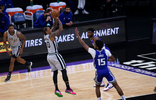 德罗赞砍下25+6领6人上双 马刺113-104击败国王终结5连败 德罗赞砍下25+6领6人上双 马刺113-104击败国王终结5连败