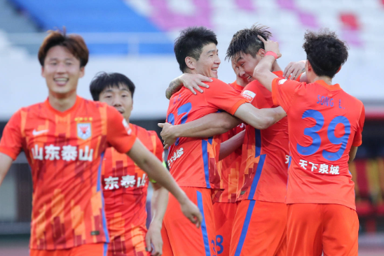 中超-山东2-0战胜青岛4轮不败 吴兴涵2分钟传射郭田雨头槌 中超-山东2-0战胜青岛4轮不败 吴兴涵2分钟传射郭田雨头槌