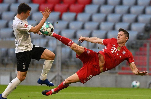 德甲-拜仁6-0狂胜门兴 莱万帽子戏法穆勒科曼破门 德甲-拜仁6-0狂胜门兴 莱万帽子戏法穆勒科曼破门