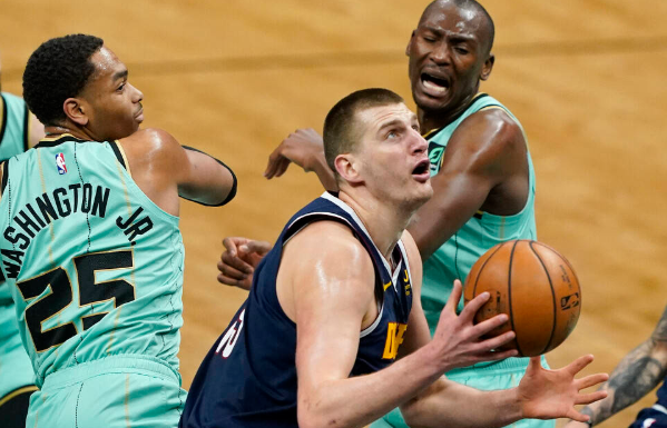 掘金117-112险胜黄蜂止连败 约基奇小波特携手砍60分 掘金117-112险胜黄蜂止连败 约基奇小波特携手砍60分