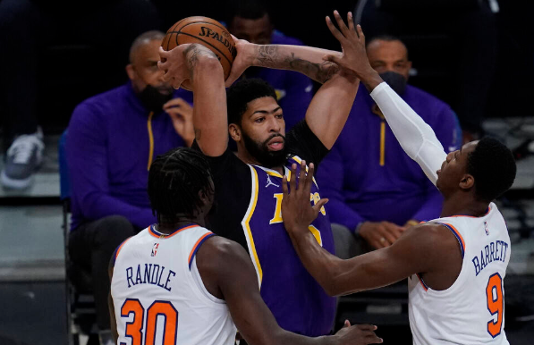 湖人加时鏖战101-99险胜尼克斯 浓眉20分小塔克准绝杀三分 湖人加时鏖战101-99险胜尼克斯 浓眉20分小塔克准绝杀三分