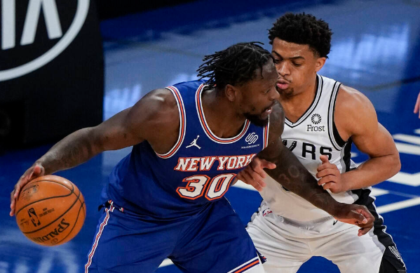 尼克斯17分逆转102-98胜马刺 兰德尔25+9+9巴雷特两双 尼克斯17分逆转102-98胜马刺 兰德尔25+9+9巴雷特两双