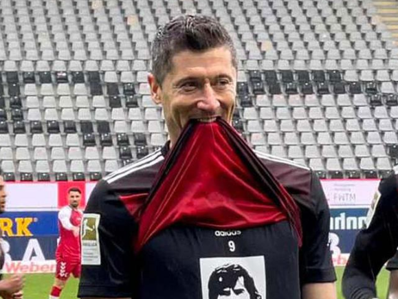 德甲-拜仁2-2战平弗莱堡 莱万破门+失空门穆勒助攻萨内进球 德甲-拜仁2-2战平弗莱堡 莱万破门+失空门穆勒助攻萨内进球