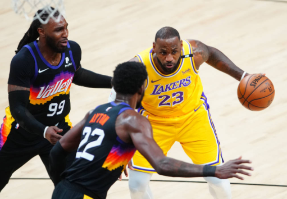 詹姆斯24+7保罗肩伤惊魂 AD缺阵太阳115-85大胜湖人夺赛点 詹姆斯24+7保罗肩伤惊魂 AD缺阵太阳115-85大胜湖人夺赛点