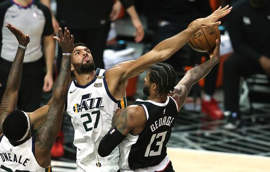 伦纳德34+12乔治31分 米切尔30分 爵士106-132快船 总比分2-1 伦纳德34+12乔治31分 米切尔30分 爵士106-132快船 总比分2-1