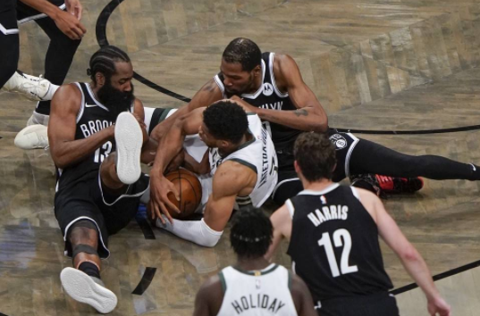 杜兰特空砍48分字母40+13 雄鹿加时115-111险胜篮网晋级东决 杜兰特空砍48分字母40+13 雄鹿加时115-111险胜篮网晋级东决