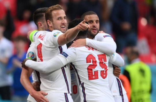 欧洲杯-英格兰1-0胜捷克头名出线 斯特林中柱+头球破门 欧洲杯-英格兰1-0胜捷克头名出线 斯特林中柱+头球破门