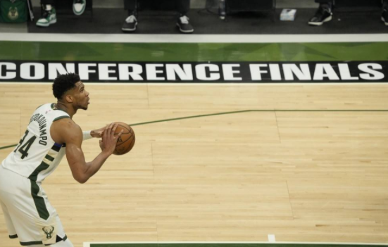 26日NBA纪录:字母内线输出比肩奥胖 吹杨造犯规创新低 26日NBA纪录:字母内线输出比肩奥胖 吹杨造犯规创新低