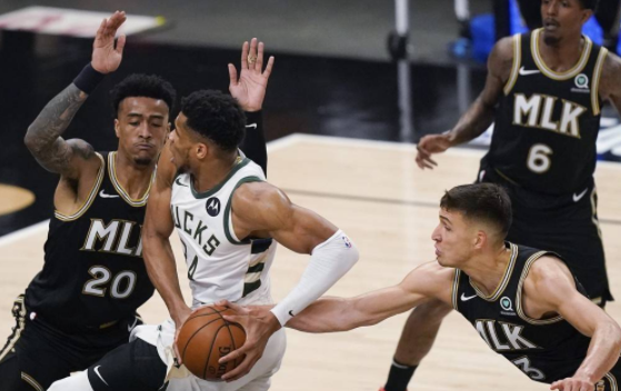 吹杨脚伤缺阵字母惨烈退赛 老鹰6人上双以110-88大胜雄鹿2-2 吹杨脚伤缺阵字母惨烈退赛 老鹰6人上双以110-88大胜雄鹿2-2