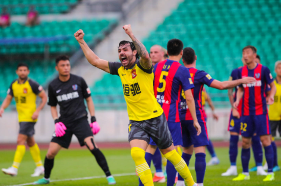 中超-广州队6-0大胜青岛队 高拉特2球艾克森洛国富破门 中超-广州队6-0大胜青岛队 高拉特2球艾克森洛国富破门